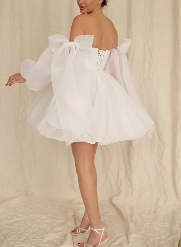 Abito da sposa corto a trapezio con fiocco e maniche lunghe a palloncino